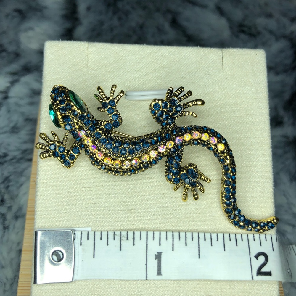 Sparkly lizard pin